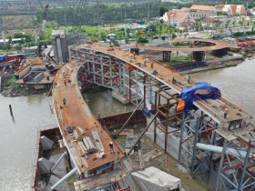 LILAMA 18 tăng tốc thi công, quyết tâm đưa cầu đi bộ qua sông Sài Gòn về đích đúng tiến độ